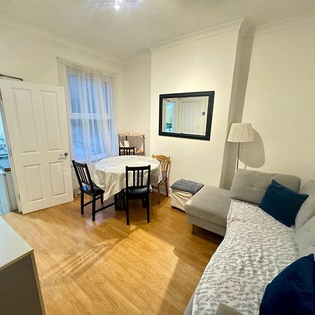 4 Bedroom House In Turnpike Lane/Wood Green Londen Buitenkant foto