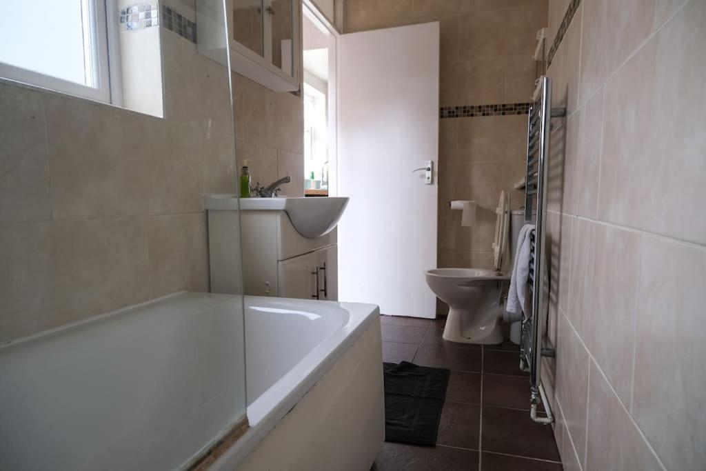 4 Bedroom House In Turnpike Lane/Wood Green Londen Buitenkant foto