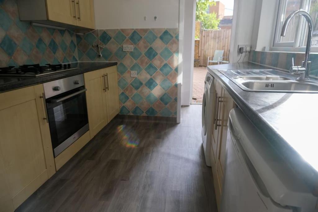 4 Bedroom House In Turnpike Lane/Wood Green Londen Buitenkant foto